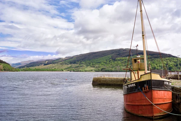 Barco atracado no porto de Loch Fyne, na cidade de Inverara Fotos De Bancos De Imagens