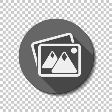 Birkaç dağlar ve güneş ile fotoğraf yığını. Basit simgesi. Saydam arka plan üzerinde bir dairede uzun gölge beyaz düz simgesi. Rozet veya etiket stili