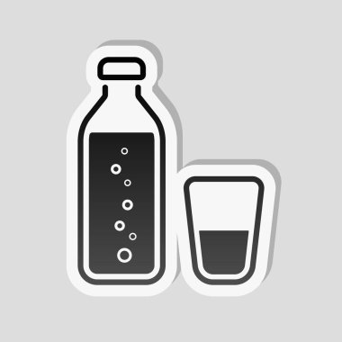 şişe su kabarcıkları ve cam bardak ile. basit simgesi. Etiket tarzı ile beyaz ve gri arka plan üzerinde basit gölge