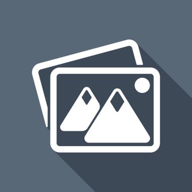 Birkaç dağlar ve güneş ile fotoğraf yığını. Basit simgesi. Uzun Gölge arka plan üzerinde beyaz düz simgesi