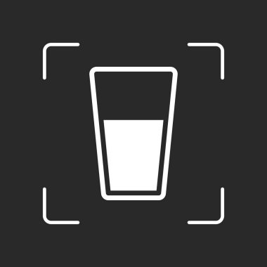 bir bardak su simgesi. Beyaz nesne kamera otomatik odaklama koyu arka plan üzerinde