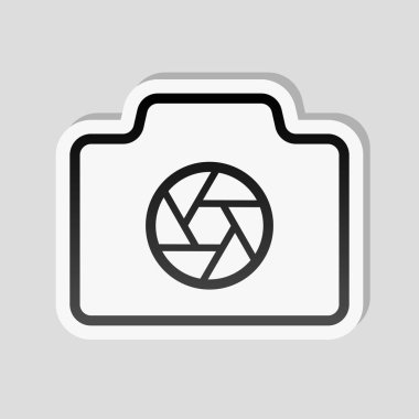 Fotoğraf makinesi ile kapamak, ince anahat, basit simgesi ile doğrusal sembolü. Etiket tarzı ile beyaz ve gri arka plan üzerinde basit gölge