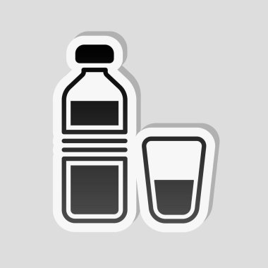 bir şişe su ve cam fincan. basit simgesi. Etiket tarzı ile beyaz ve gri arka plan üzerinde basit gölge