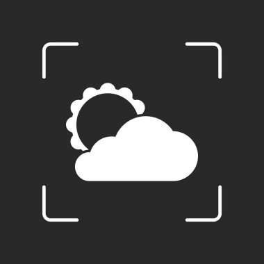 Güneş ve bulut. Beyaz nesne kamera otomatik odaklama koyu arka plan üzerinde