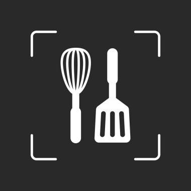 Mutfak Aracı simgesi. Çırpma teli ve spatula. Beyaz nesne kamera otomatik odaklama koyu arka plan üzerinde