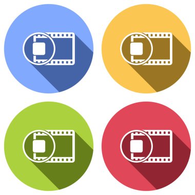 Film şeridi daire durak simgesiyle. basit siluet. Mavi, turuncu, yeşil ve kırmızı renkli daireler uzun gölge ile beyaz simgeler kümesi. Etiket tarzı