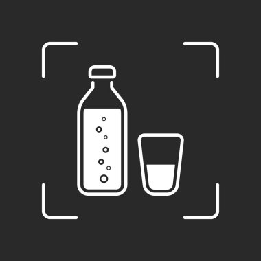 şişe su kabarcıkları ve cam bardak ile. basit simgesi. Beyaz nesne kamera otomatik odaklama koyu arka plan üzerinde