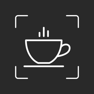 Basit kap kahve veya çay. İnce anahat ile doğrusal simgesi. Beyaz nesne kamera otomatik odaklama koyu arka plan üzerinde