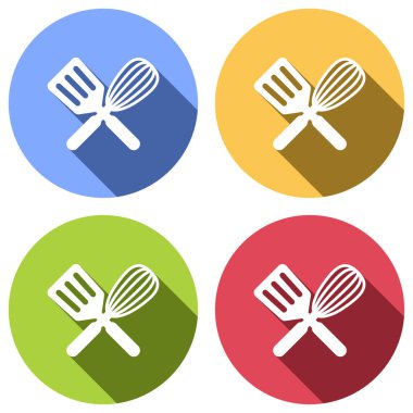 Mutfak Aracı simgesi. Çırpma teli ve spatula, criss ve çapraz. Mavi, turuncu, yeşil ve kırmızı renkli daireler uzun gölge ile beyaz simgeler kümesi. Etiket tarzı