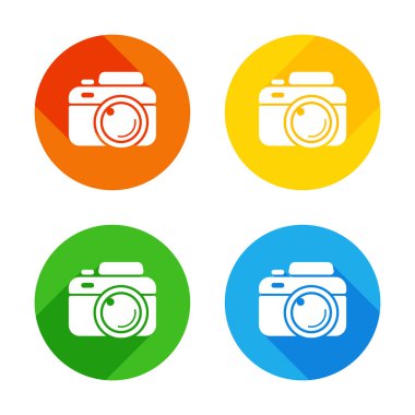 Fotoğraf makinesi, basit simgesi. Renkli daireler arka plan düz beyaz simgesi. Dört farklı uzun gölgeler her köşe