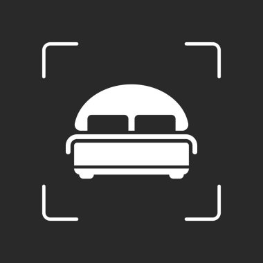 Çift Kişilik Yatak silüeti. Çift otel odasında. Beyaz nesne kamera otomatik odaklama koyu arka plan üzerinde