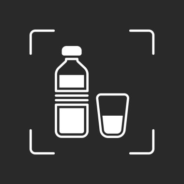 bir şişe su ve cam fincan. basit simgesi. Beyaz nesne kamera otomatik odaklama koyu arka plan üzerinde