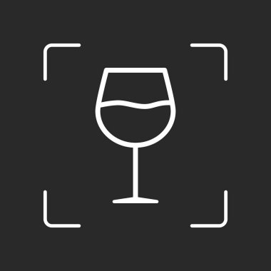 Şarap kadehi. Doğrusal, ince anahat. Beyaz nesne kamera otomatik odaklama koyu arka plan üzerinde