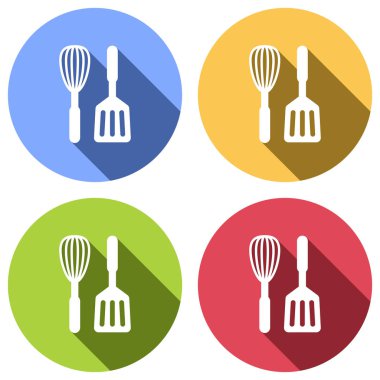 Mutfak Aracı simgesi. Çırpma teli ve spatula. Mavi, turuncu, yeşil ve kırmızı renkli daireler uzun gölge ile beyaz simgeler kümesi. Etiket tarzı