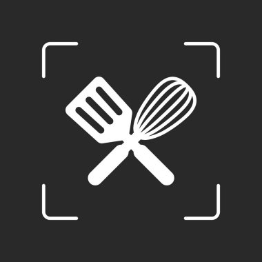 Mutfak Aracı simgesi. Çırpma teli ve spatula, criss ve çapraz. Beyaz nesne kamera otomatik odaklama koyu arka plan üzerinde