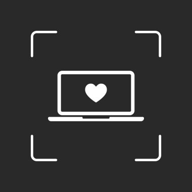 Laptop ya da defter bilgisayar ekranında kalp ile. Basit simgesi. Beyaz nesne kamera otomatik odaklama koyu arka plan üzerinde
