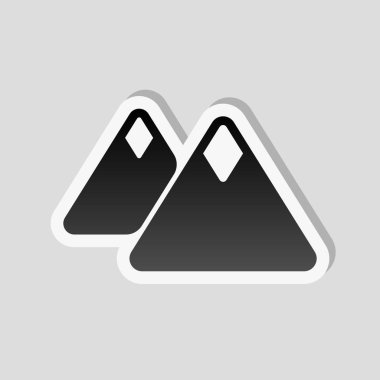 Dağlar simgesi. Basit sembol. Etiket tarzı ile beyaz ve gri arka plan üzerinde basit gölge