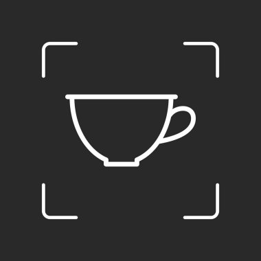 Basit fincan kahve ya da çay. Doğrusal simgesi, ince anahat. Beyaz nesne kamera otomatik odaklama koyu arka plan üzerinde