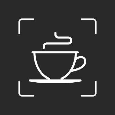 Basit fincan kahve ya da çay. Doğrusal simgesi, ince anahat. Beyaz nesne kamera otomatik odaklama koyu arka plan üzerinde