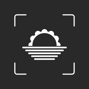 Güneş doğuyor. basit hava simgesi. Beyaz nesne kamera otomatik odaklama koyu arka plan üzerinde