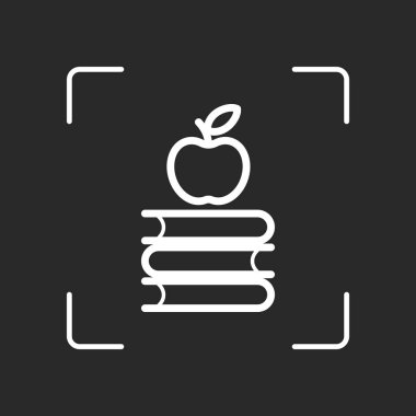 Elma üstünde kitap kutsal kişilerin resmi. Bilgi logosunu görmeniz gerekir. Beyaz nesne kamera otomatik odaklama koyu arka plan üzerinde