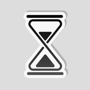 kum saati ve basit bir simge. Etiket tarzı ile beyaz ve gri arka plan üzerinde basit gölge