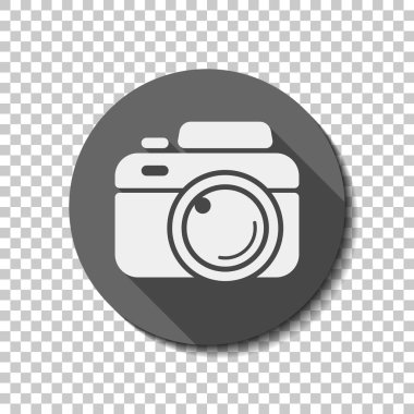 Fotoğraf makinesi, basit simgesi. Saydam arka plan üzerinde bir dairede uzun gölge beyaz düz simgesi. Rozet veya etiket stili