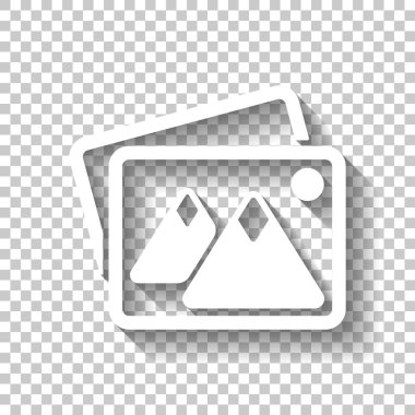 Birkaç dağlar ve güneş ile fotoğraf yığını. Basit simgesi. Gölge şeffaf arka plan üzerinde beyaz simgesi