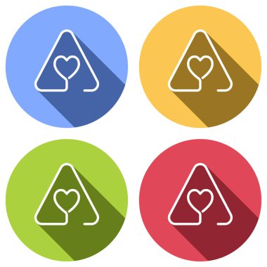 Uyarı üçgeni kalbinde. İnce anahat ile doğrusal simgesi. Bir çizgi stili. Mavi, turuncu, yeşil ve kırmızı renkli daireler uzun gölge ile beyaz simgeler kümesi. Etiket tarzı