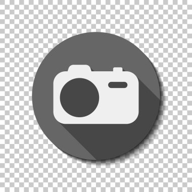 Basit fotoğraf makinesi. Teknoloji simgesi. Saydam arka plan üzerinde bir dairede uzun gölge beyaz düz simgesi. Rozet veya etiket stili