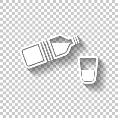 bir şişe su ve cam. basit tek simge. Gölge şeffaf arka plan üzerinde beyaz simgesi