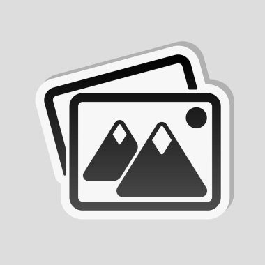 Birkaç dağlar ve güneş ile fotoğraf yığını. Basit simgesi. Etiket tarzı ile beyaz ve gri arka plan üzerinde basit gölge