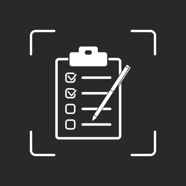 Kontrol listesi ile kalem simgesi. Beyaz nesne kamera otomatik odaklama koyu arka plan üzerinde