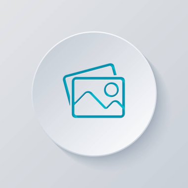 Birkaç dağlar ve güneş ile fotoğraf yığını. Basit doğrusal simgesi. Gri ve mavi katmanları ile daire kes. Kağıt tarzı