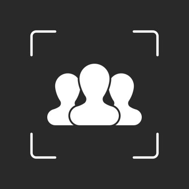 Takım, birkaç kişi. Beyaz nesne kamera otomatik odaklama koyu arka plan üzerinde