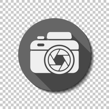 Fotoğraf makinesi ile kapamak, basit simgesi. Saydam arka plan üzerinde bir dairede uzun gölge beyaz düz simgesi. Rozet veya etiket stili