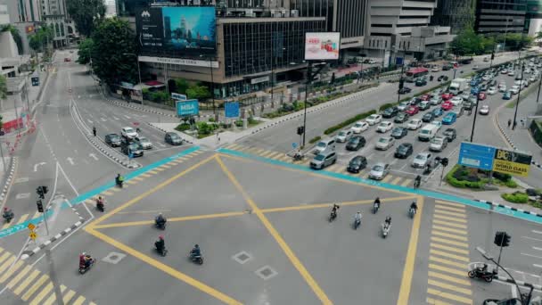 Cars start moving on street crossroad past modern buildings — Stock Footage Cars start moving on street crossroad past modern buildings Video Clip