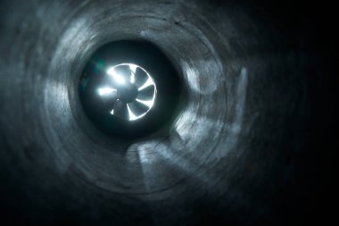 Bir fan karanlık geçerken ışık ışınları