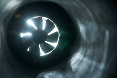 Bir fan karanlık geçerken ışık ışınları