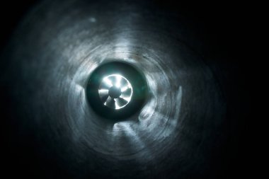 Bir fan karanlık geçerken ışık ışınları