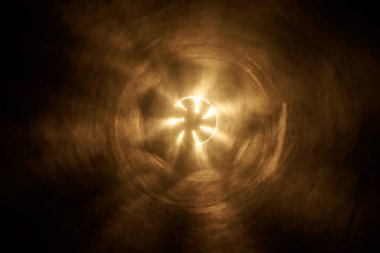 Bir fan karanlık geçerken ışık ışınları