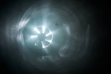 Bir fan karanlık geçerken ışık ışınları