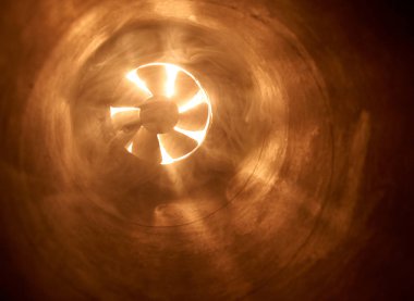 Bir fan karanlık geçerken ışık ışınları