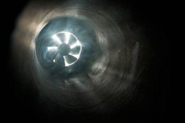 Bir fan karanlık geçerken ışık ışınları