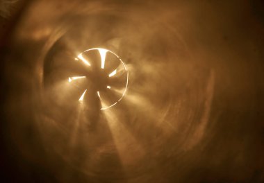 Bir fan karanlık geçerken ışık ışınları