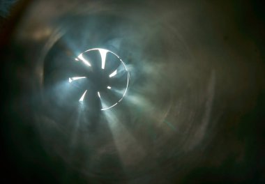 Bir fan karanlık geçerken ışık ışınları