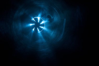 Bir fan karanlık geçerken ışık ışınları