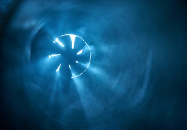 Bir fan karanlık geçerken ışık ışınları