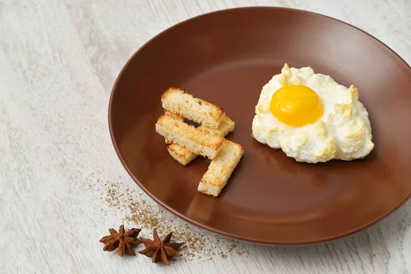 Oeuf Orsini Croûtons Sur Une Assiette Brune Table Blanche Épices — Photo