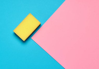 Güzel renkli arka plan üzerinde sarı temizlik sünger. Yukarıdan görüntülemek.